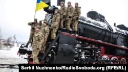 Українські військові курсанти на паровозі в день пам’яті Героїв Крут на станції Крути в Чернігівській області. 28 січня 2018 року