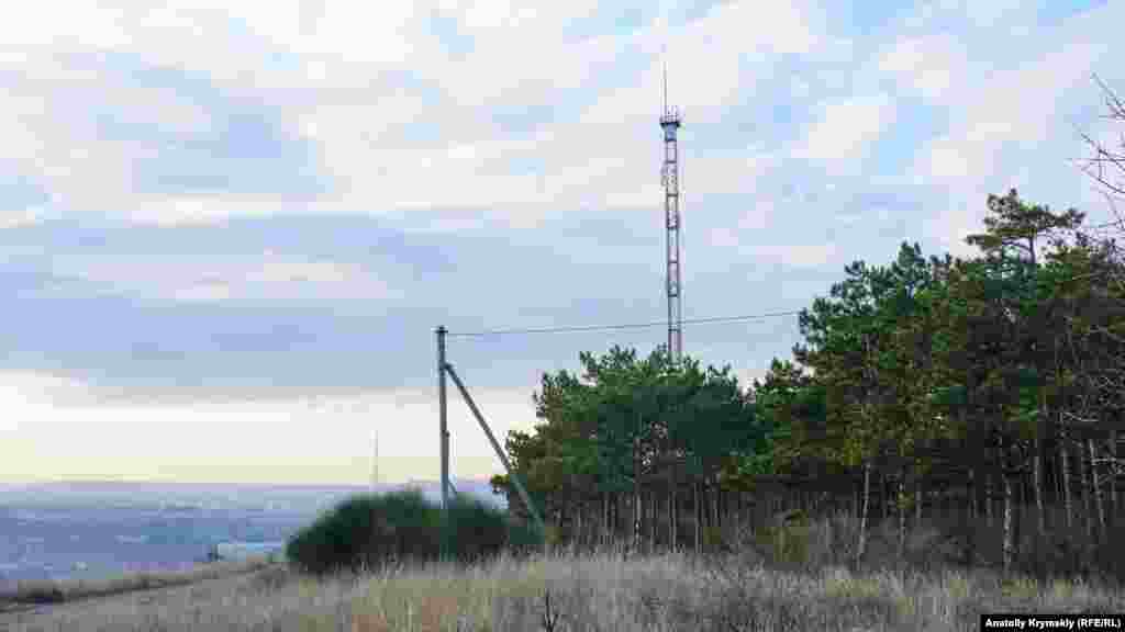 Телевежа місцевої телерадіокомпанії &laquo;Жиса&raquo; на території &laquo;Бітака&raquo; з&#39;явилася задовго до його нинішнього рекреаційного статусу. До 2014 року &laquo;Жиса&raquo; ретранслювала телеканал &laquo;2+2&raquo; в ефірному аналогу Сімферополя і Ялти (логотип мовника був оформлений як &laquo;2+2 Жиса&raquo;). Нині замість &laquo;2+2 Жиса&raquo; в Сімферополі мовить російський телеканал ТНТ (раніше&nbsp;&ndash; &laquo;Рен-ТВ&raquo;). У травні 2018 року Третейський Суд у Гаазі (Нідерланди) зобов&#39;язав Росію виплатити $159 мільйони компенсації 18-ти українським компаніям і одній фізособі за втрачені активи в анексованому Росією Криму. Серед потерпілих &ndash; компанії групи &laquo;Приват&raquo;, зокрема ТОВ &laquo;ТРК &laquo;Жиса&raquo;&nbsp;&ndash; кримський сателіт телеканалу &laquo;2+2&raquo;, який входив до групи &laquo;1+1 медіа&raquo;