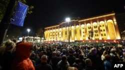 Gürcüstan müxalifətinin parlament binası qarşısında mitinqi