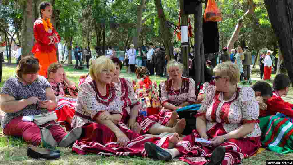 Учасники фольклорних колективів чекають закінчення обряду