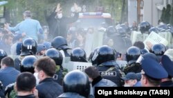 Сотрудники правоохранительных органов и участники митинга против режима самоизоляции на площади Свободы