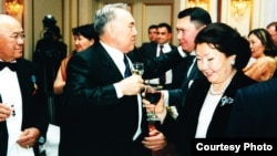 (soldan sağa) Muxtar Əliyev, Nursultan Nazarbayev, Raxat Əliyev və Sara Nazarbayeva (Əliyevlər ailəsinin şəxsi arxivindən)