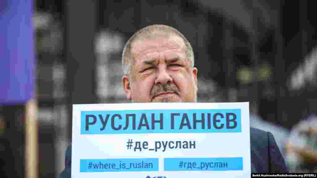 До акції приєднався голова Меджлісу кримськотатарського народу Рефат Чубаров. Він тримав плакат з ім&#39;ям безвісти зниклого в 2015 році керчанина Руслана Ганієва