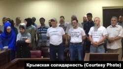 Родичі фігурантів сімферопольської «справи Хізб ут-Тахрір» під час винесення вироку