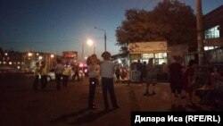 Орталық базардағы дүңгіршектер сүрілер алдында бір күн бұрын базарға келген полицейлер. Шымкент, 29 шілде 2018 жыл.