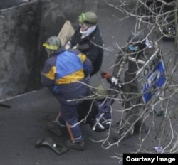 Смертельно пораненого Сергія несуть у Жовтневий палац