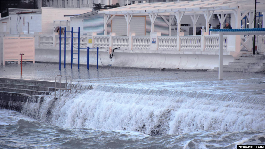 Пляж &laquo;Хрустальний&raquo; повністю заливає водою