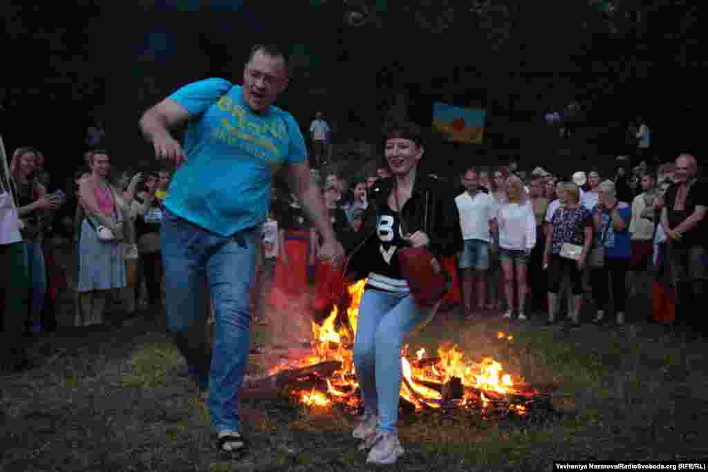 Є прикмета, що якщо під час стрибка пара &ndash; дівчина та хлопець &ndash; не розімкнуть руки, то вони залишаться разом і надалі