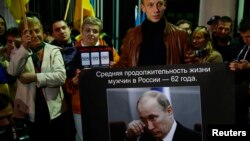 Польша астанасындағы Ресей елшілігі алдында Владимир Путиннің 62 жасқа толған күні өткен наразылық акциясы. Варшава, 7 қазан 2014 жыл.