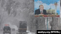 Қазақстан президенті Нұрсұлтан Назарбаевтың суретті жарнамасы. Алматы, 3 сәуір 2011 жыл.