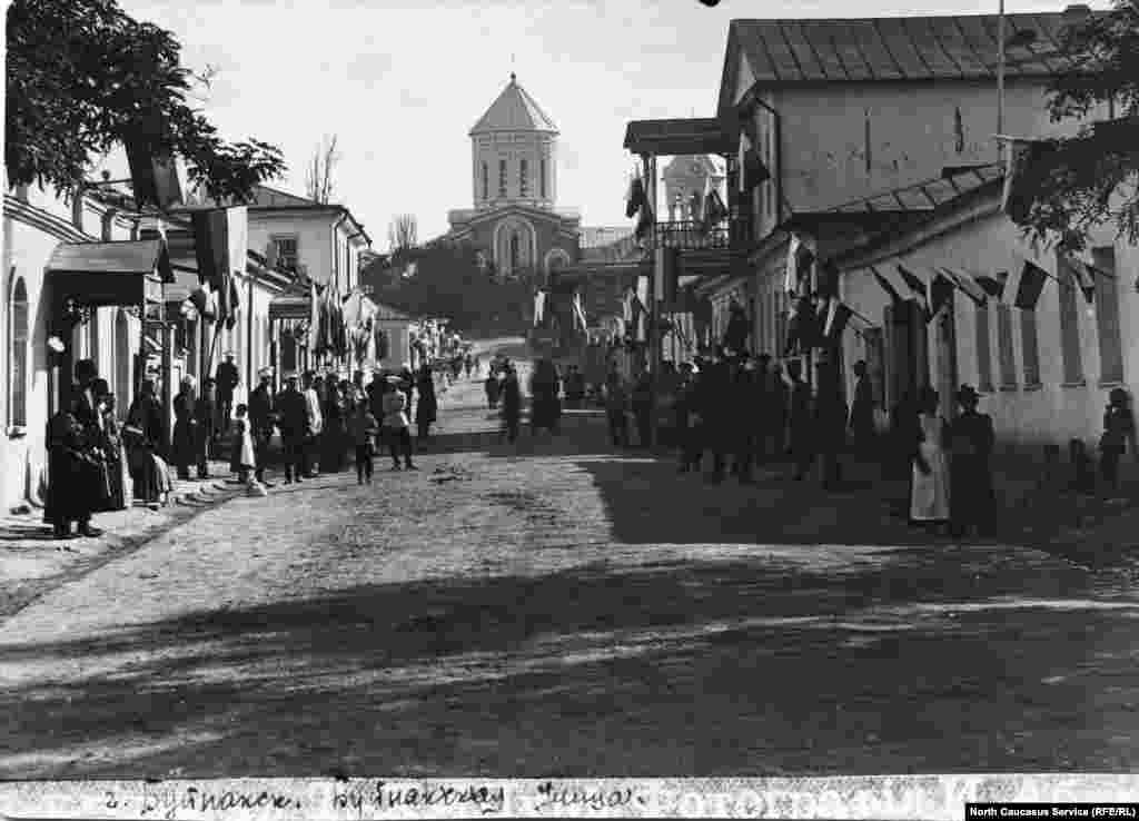 Одна из центральных улиц в городе Темир-хан-шура (Буйнакске)