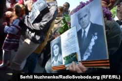 Заборонена комуністична символіка під час акції «Безсмертний полк» 9 травня 2016 року у Києі