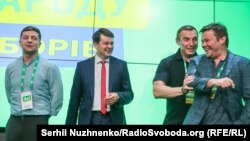 Володимир Зеленський, Дмитро Разумков, Сергій Шефір та Андрій Богдан. Штаб партії «Слуга народу», Київ, травень 2019 року