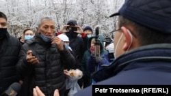 Ақмола облысында Жанболат Ағаділді жерлеу рәсімі өтіп жатқан кезде Алматыда Шоқан Уәлиханов атындағы алаңға ондаған белсенді жиналды. 13 қараша 2020 жыл.