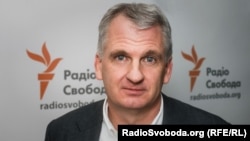 Тімоті Снайдер – американський історик, професор Єльського університету, фахівець з історії Східної Європи, зокрема, історії України, Польщі, а також Росії. Дослідник Голокосту в Європі та Голодомору-геноциду в Україні у 1932–1933 роках