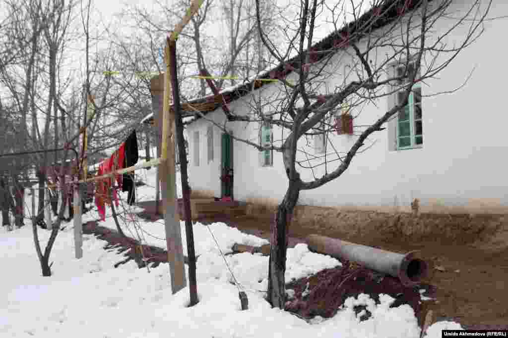 Жамбайдағы бір үйдің сыртқы көрінісі. Жергілікті тұрғындар Бостандық ауданында демалыс аймақтары көп болғандықтан ауылдарда жарық пен газ үзілмейтінін айтады.