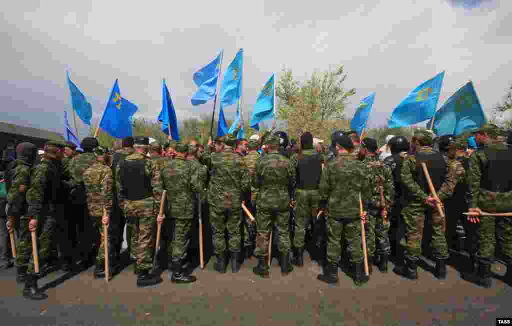 Однак там на активістів уже чекали російські силовики. &laquo;Стояли танки і БТРи, прохід був перекритий, але для виходу залишили невелику ділянку. Кожного, хто повертався до Криму, знімали на камери&raquo;, &ndash; згадує учасник тих подій Мустафа Османов