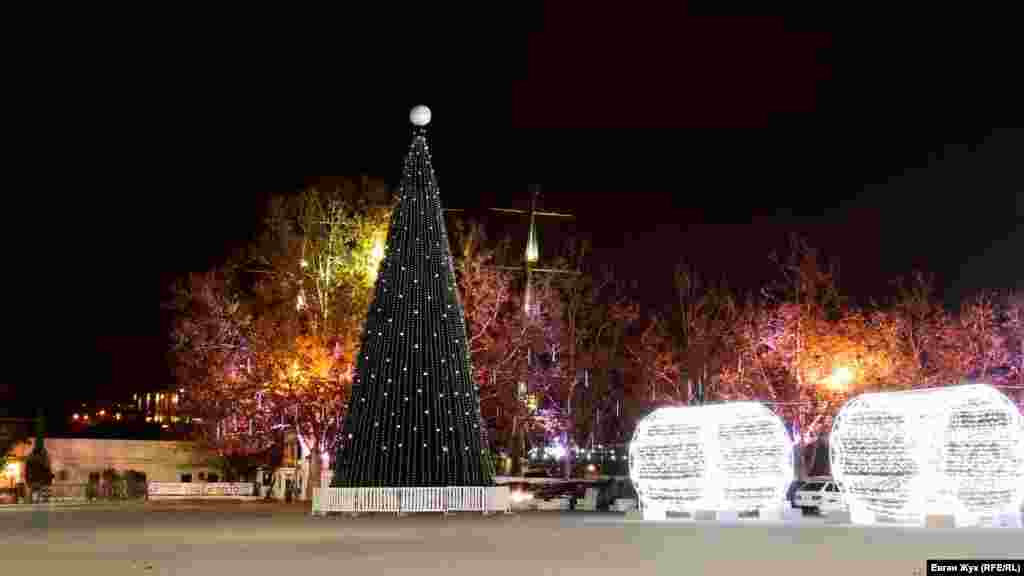 Головна ялинка Севастополя встановлена на площі Нахімова