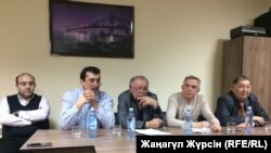 Ақтөбелік адвокаттар баспасөз конференциясын өткізіп жатыр. Ақтөбе, 4 қаңтар 2018 жыл.