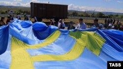 На відкритті першої черги меморіального комплексу жертвам депортації поблизу залізничній станції Сирень у Бахчисарайському районі, 18 травня 2016 року