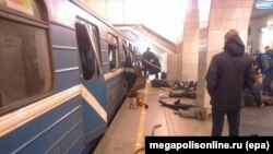 Фото megapolisonline.ru опубликованное в "Контакте". Жертвы в метро вскоре после взрыва. Санкт-Петербург, 3 апреля, 2017 года