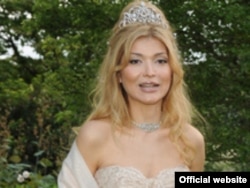 Gulnara Karimova Londonda Elton John-un keçirdiyi balda, iyun 2011