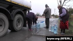 Жителі Зеленогірського роблять запаси води з водовозу, грудень 2020 року