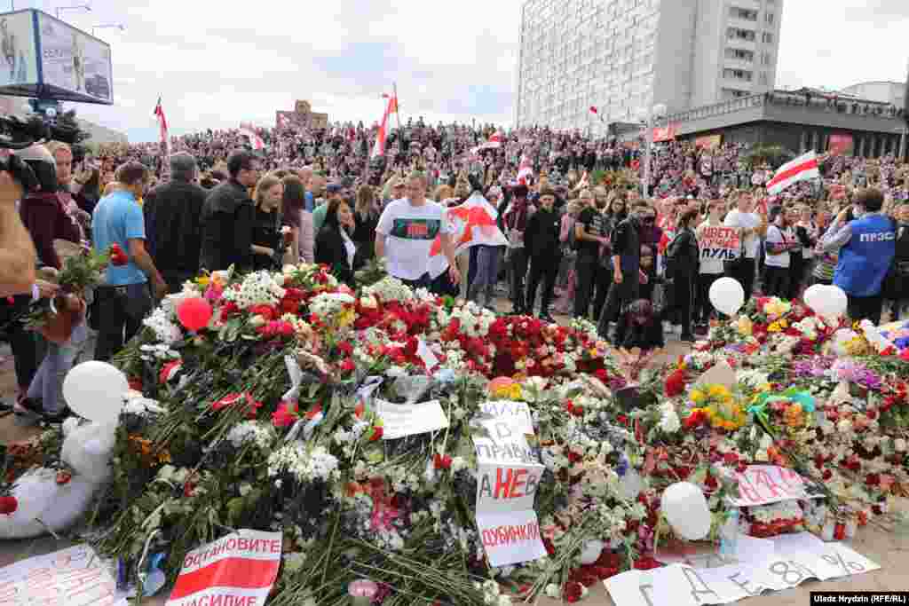 На місці прощання громадськості з Олександром Тарайковським вивісили біло-червоно-білий прапор Білорусі довжиною в понад три метри на крамниці неподалік готелю &laquo;Орбіта&raquo; в Мінську. Приходять тисячі людей. Одні приходять, інші відходять. Вони кладуть квіти. Прийшли також білоруський співак Макс Корж та телеведучий Юрій Жигамонт