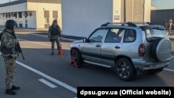 Огляд автомобіля на КПВВ «Чонгар», жовтень 2021 року, ілюстраційне фото