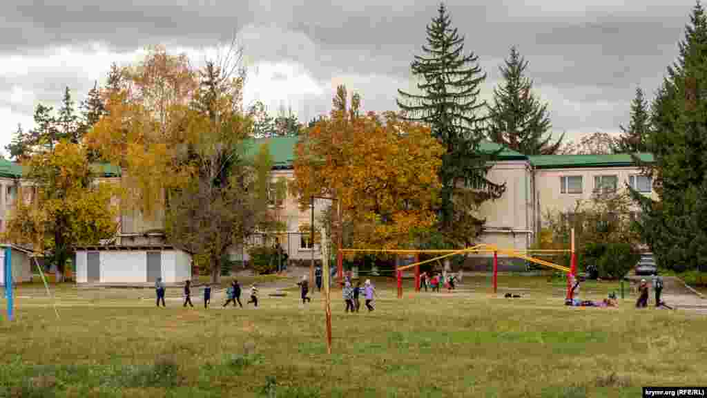 На задньому дворі місцевої школи