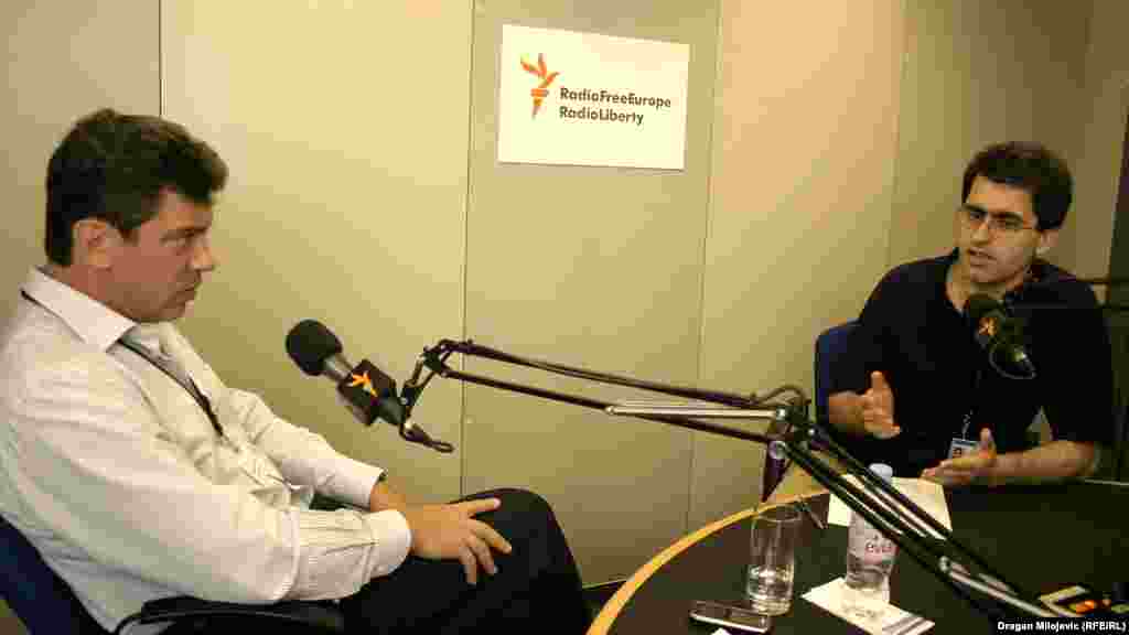 Boris Nemtsov AzadlıqRadiosunun studiosunda müsahibə verərkən