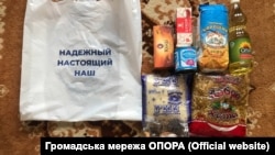 Продуктові набори, які роздавали мешканцям 50 виборчого окуругу в інтересах кандидата в народні депутати Андрія Аксьонова