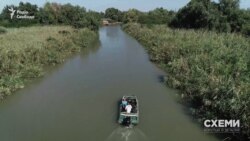 При цьому, заповідник буквально оточує острів