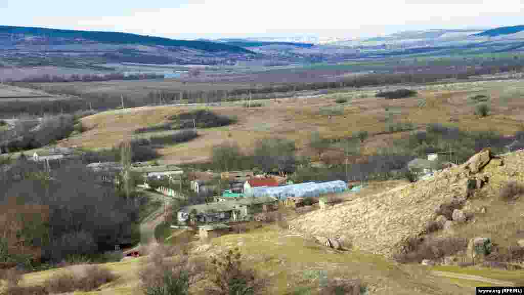 Краєвид на село з гребеня ущелини. Вдалині видніються багатоповерхівки Сімферополя. До нього &ndash; 23 кілометри