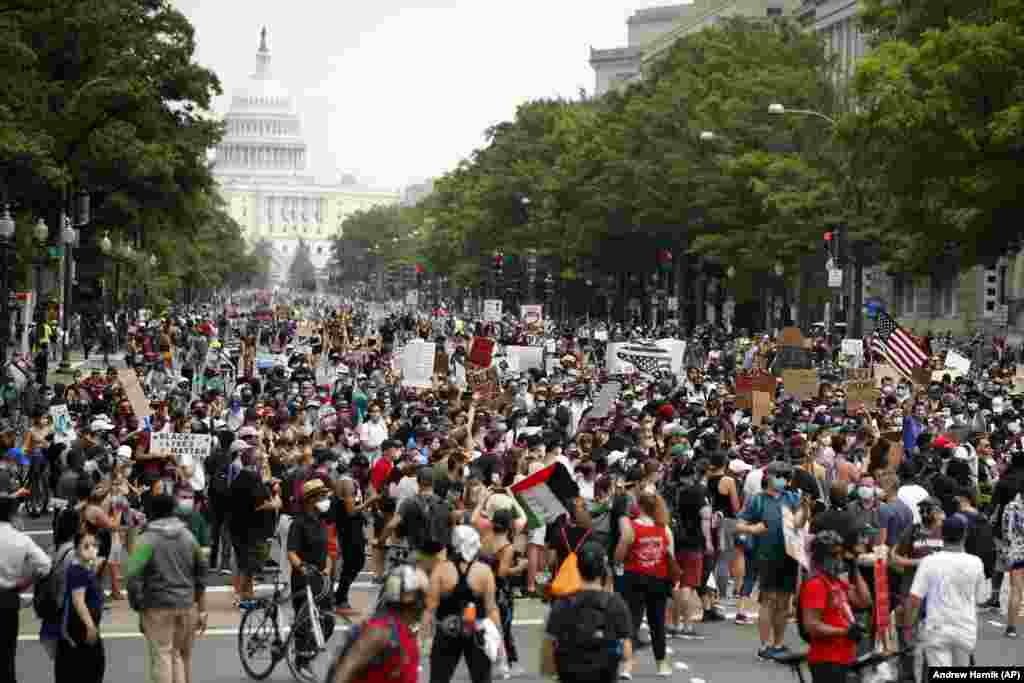 Black Lives Matte.&nbsp;У США та інших країнах світу пройшли протести через смерть афроамериканця Джорджа Флойда, спричинену жорстокими діями поліції 25 травня 2020 року.​ На фото:&nbsp;масова хода учасників мирної демонстрації проти расової дискримінації та свавілля поліції на Пенсильванія-авеню, що сполучає Білий дім і Капітолій. Вашингтон, США. 6 червня 2020 року​