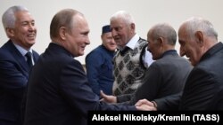 Путин встретился с представителями общественности (кто эти люди и как формировался состав участников мероприятия, не уточняется)