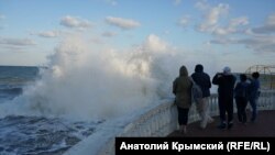 Брызги на вечерней набережной: штормовое предупреждение в Алуште (фотогалерея)