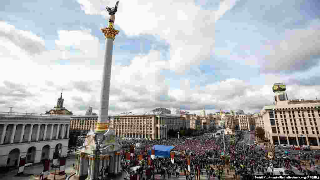 Організатори, які раніше цього тижня анонсували віче через соціальні мережі, вказали, що це &laquo;громадська акція&raquo;, і закликали не використовувати подію з партійних інтересів