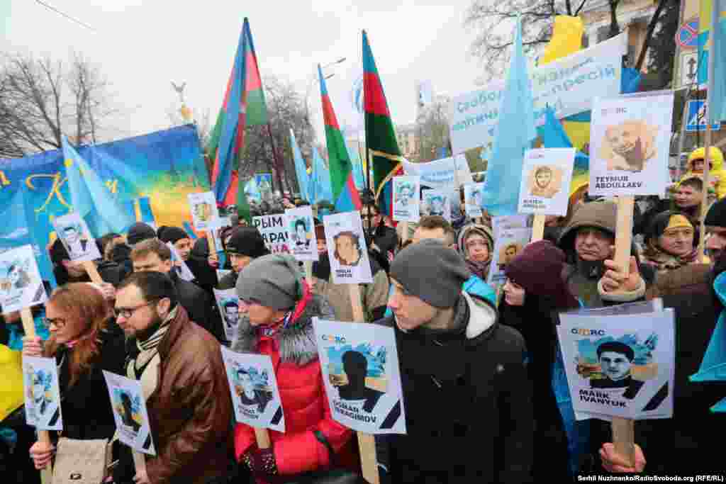 За даними кримських слідчих, того дня в результаті тисняви й зіткнень загинули двоє мітингувальників, 79 осіб отримали тілесні ушкодження різного ступеня тяжкості