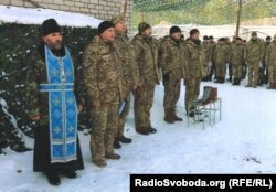 Капелан Дмитро Куліковський (зліва) з бійцями на передовій