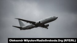 Прольот американського патрульного літака P-8 Poseidon над аеродромом в Миколаєві