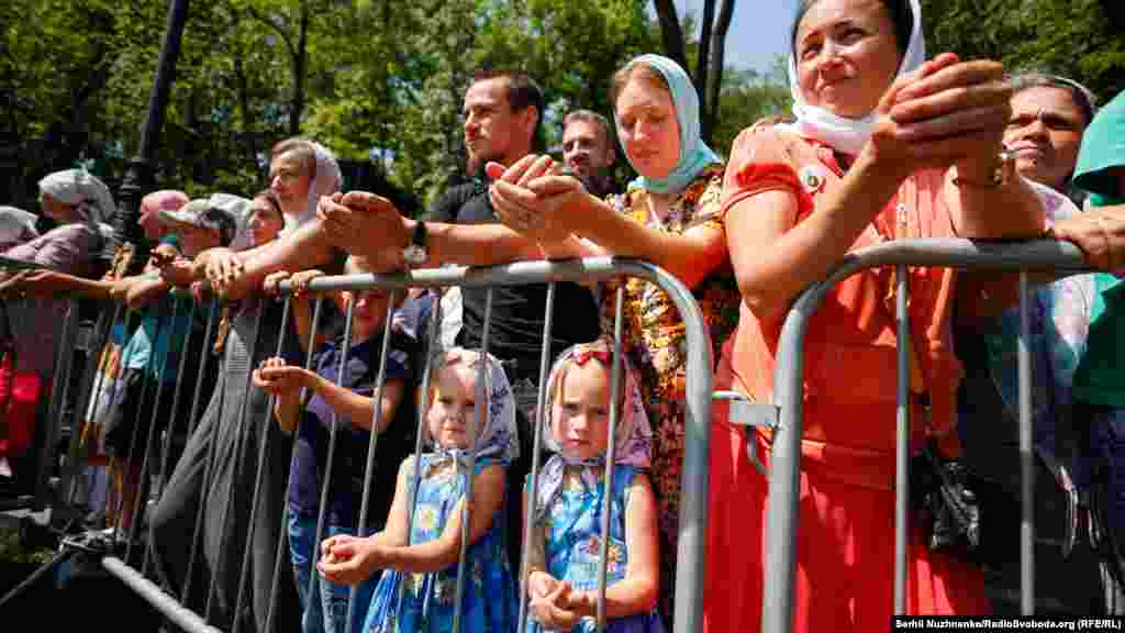 Як повідомив кореспондент Радіо Свобода,&nbsp;попри велике скупчення людей, лише незначна частина учасників урочистостей мала на обличчях захисні маски