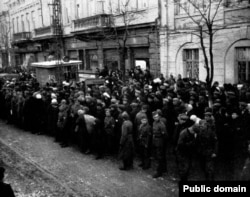 Жителі Сімферополя і солдати Вермахту слухають добірку новин по радіо