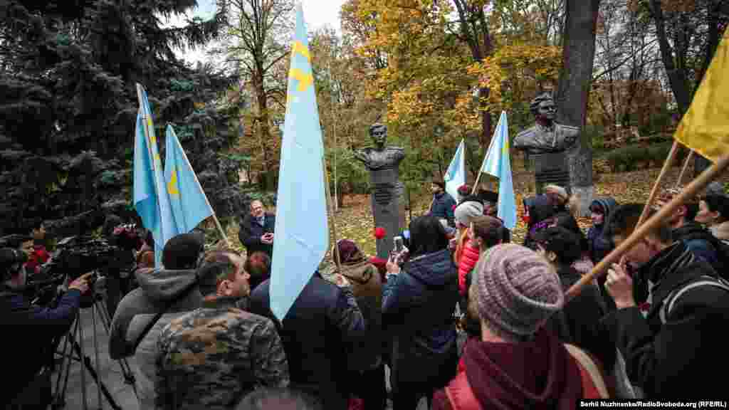 Амет-Хан Султан загинув при виконанні випробувального польоту на лабораторії Ту-16. Похований на Новодівичому кладовищі в Москві. Його ім&#39;ям названі аеропорти Махачкали і Сімферополя