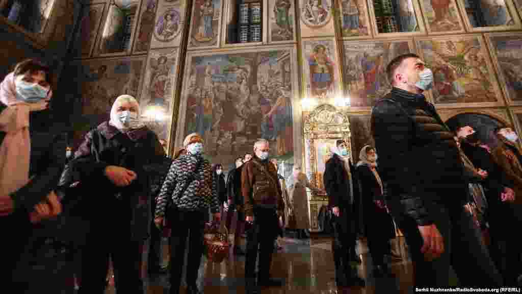 Під час Великодньої&nbsp;служби в Михайлівському Золотоверхому соборі люди були в масках і в більшості випадків дотримувались дистанції&nbsp;