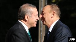 Arxiv foto: Türkiyənin Baş naziri Recep Tayyip Erdogan (solda) və Azərbaycan prezidenti İlham Əliyev.