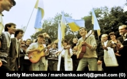 На одному із пісенних майданчиків неподалік від стадіону в Чернівцях, де проходив фестиваль «Червона рута»