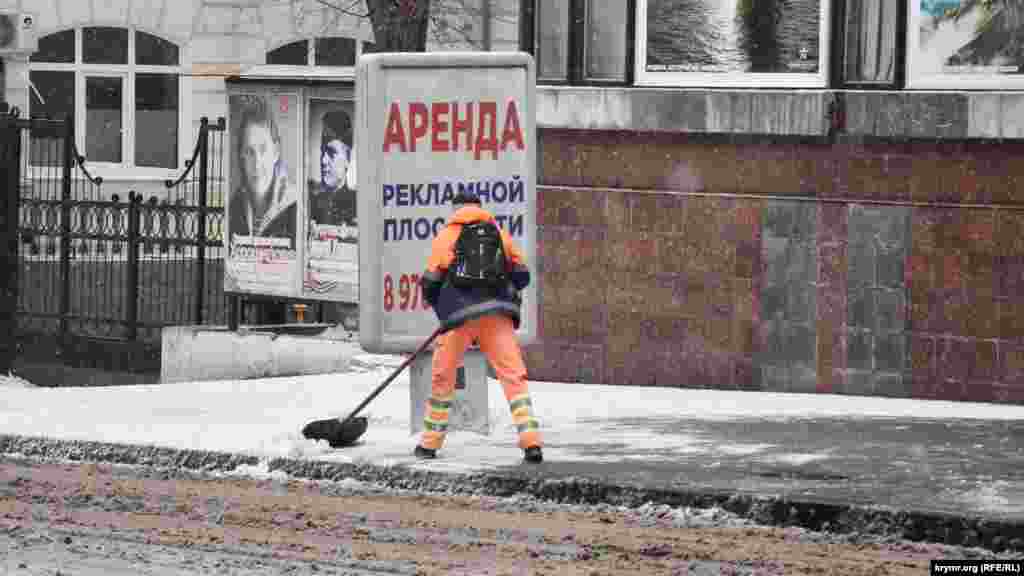 Прибирання снігу біля Будинку офіцерів