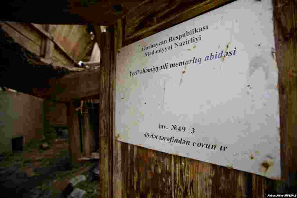 Bu bina üzündən tarixilik yağan, amma içi bərbad halda olan, üzərində “Yerli əhəmiyyətli memarlıq abidəsi” və “dövlət tərəfindən qorunur” yazılmış məsciddir.