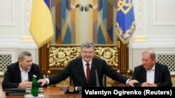 Ахтем Чийгоз, Петро Порошенко та Ільмі Умеров під час зустрічі в Адміністрації президента, 27 жовтня 2017 року